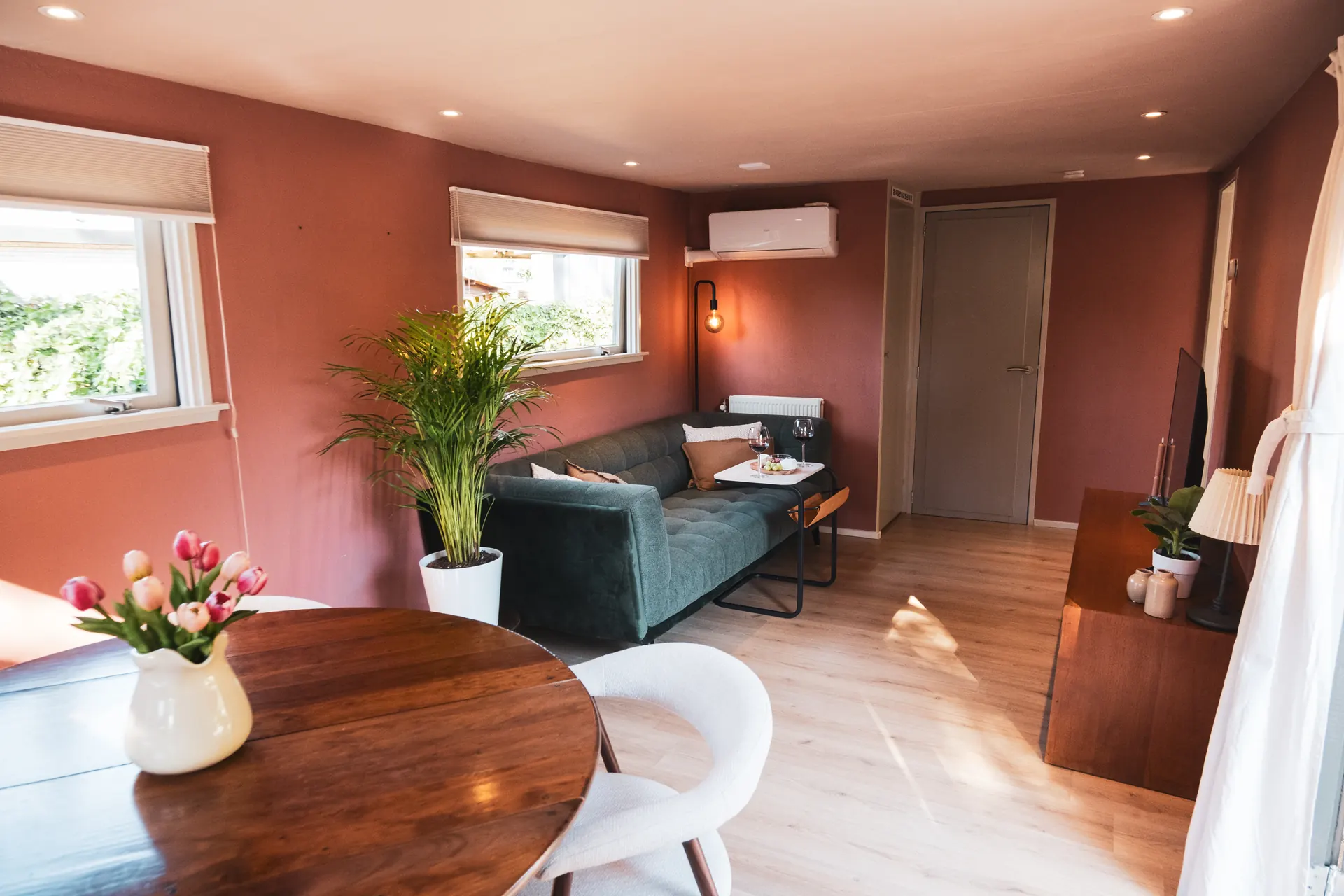 Overzicht van de lichte woonkamer met eethoek in Huisje Pip op de Veluwe