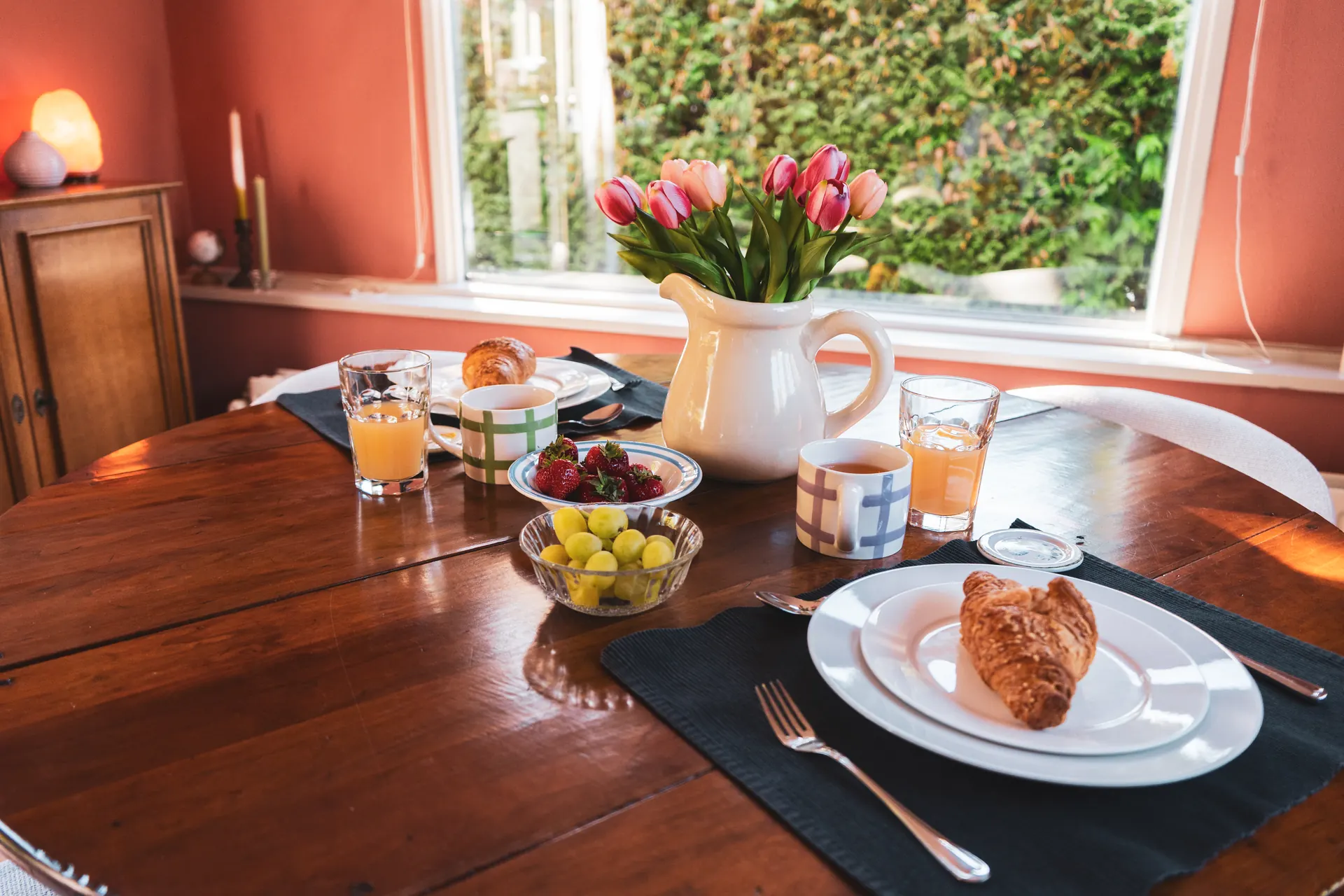Ontbijttafel bij het raam in vakantiehuisje Huisje Pip op de Veluwe