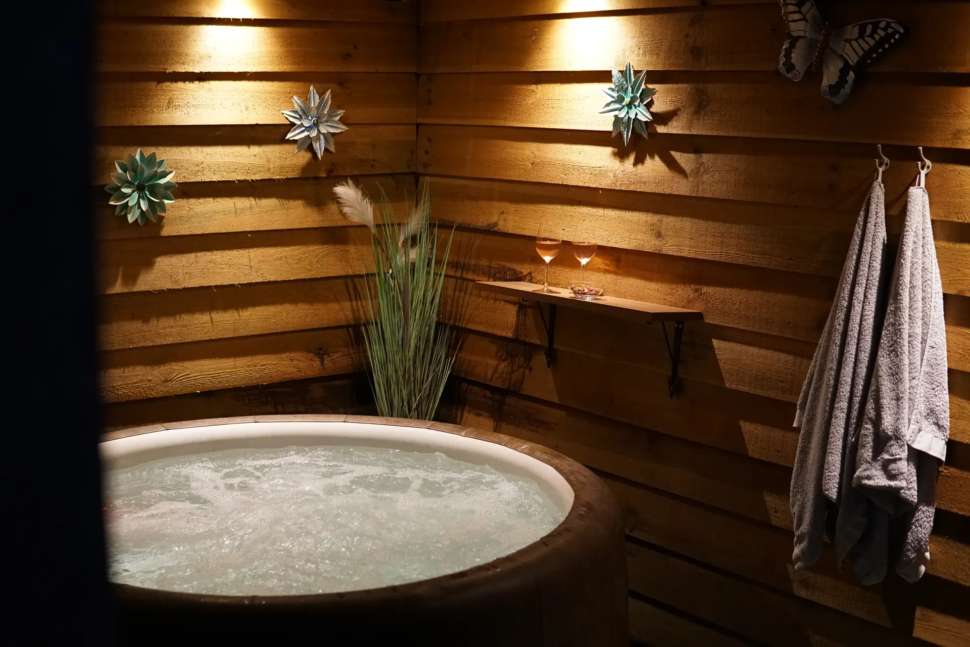 Jacuzzi onder de overkapping in de avond, vakantiehuis met jacuzzi op de Veluwe