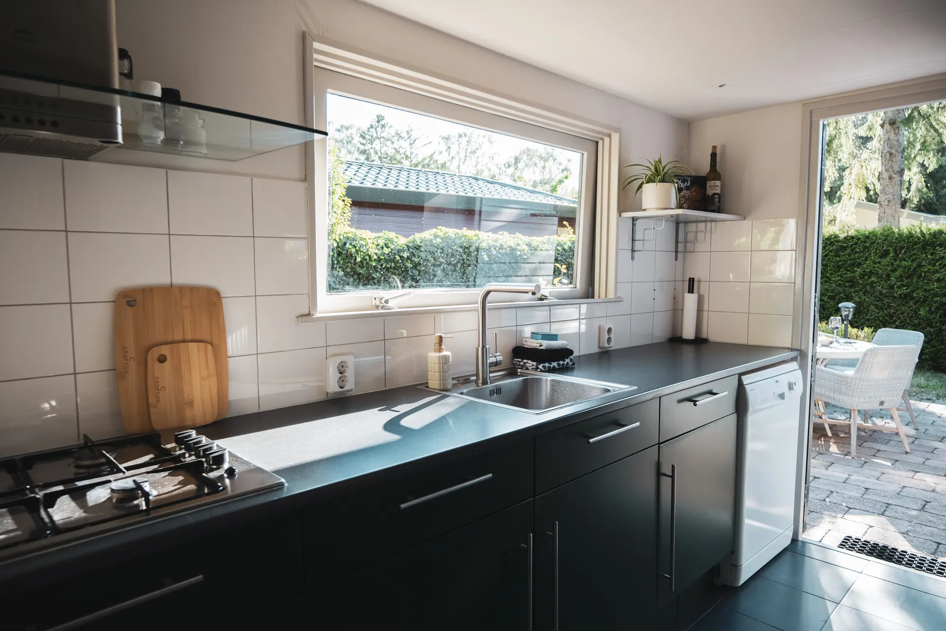 Volledig ingerichte keuken met doorkijk naar de tuin in Huisje Pip