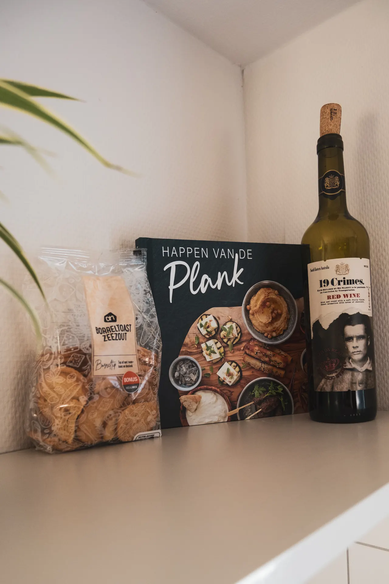 Borrelhoekje met wijn en snacks in Huisje Pip op de Veluwe