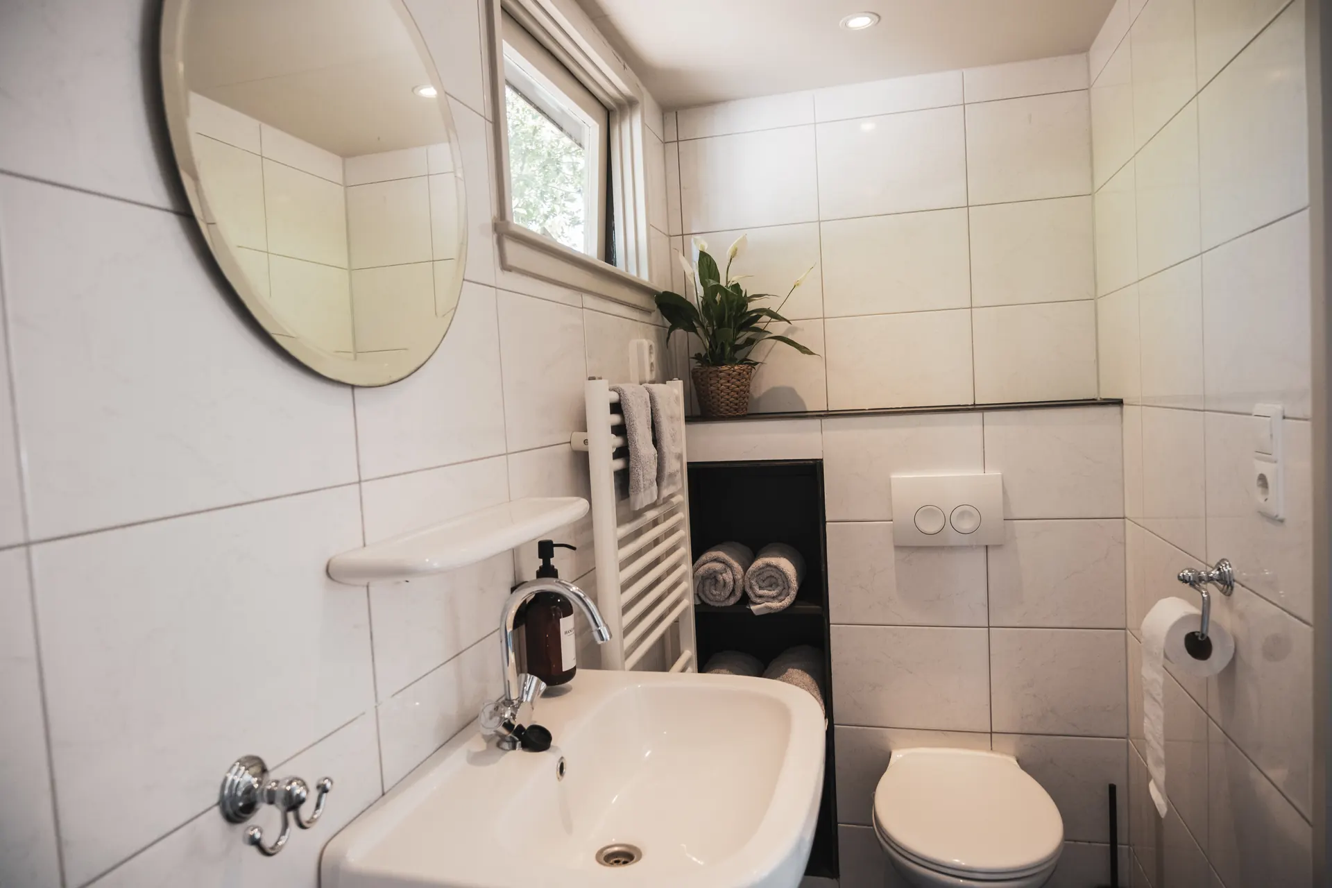 Badkamer met wastafel en toilet in Huisje Pip op de Veluwe