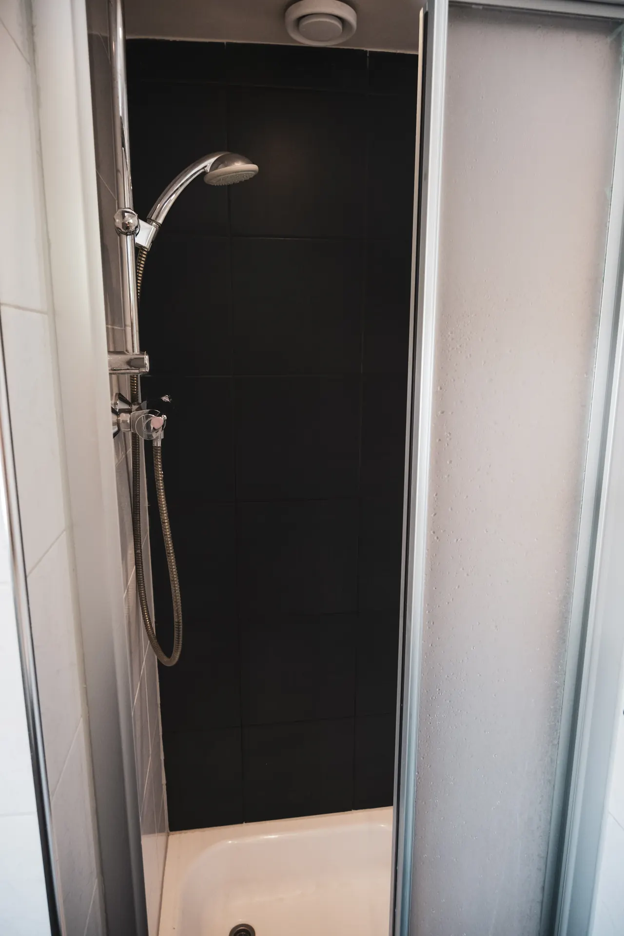 Douche in de badkamer van vakantiehuisje Huisje Pip