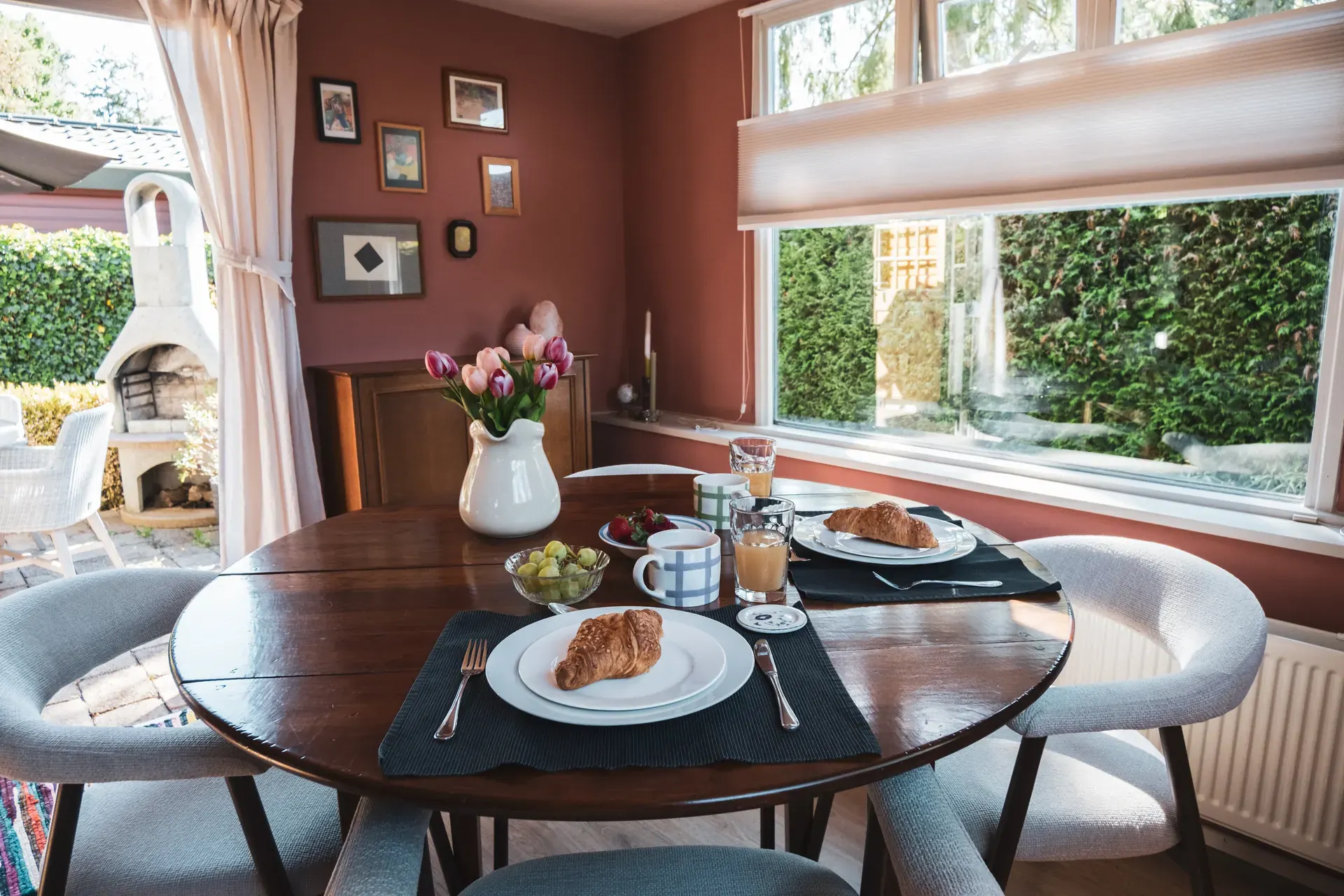 Gedekte eettafel met uitzicht op de tuin in Huisje Pip, Putten
