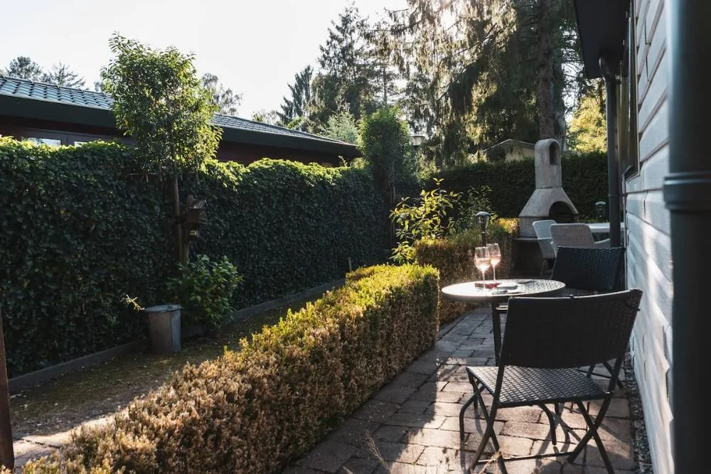 Terras langs de heg in de omheinde tuin van Huisje Pip